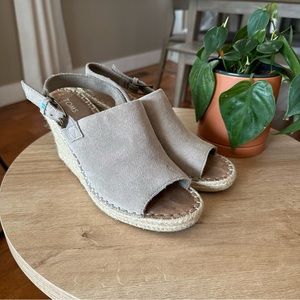TOMS Monica Taupe Suede Slingback Wedge Espadrille Summer Sandals, size 8